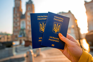 Опрос показал, что почти половина украинцев не собираются оформлять биометрические паспорта