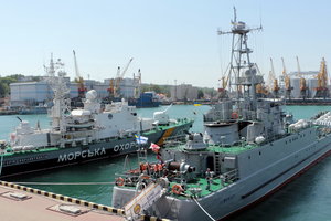В Одессе у морского вокзала выстроились боевые корабли