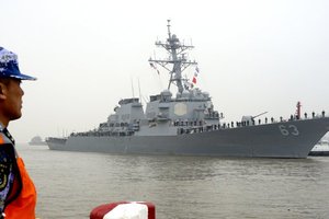 Китай обвинил США в нарушении суверенитета из-за эсминца в спорных водах