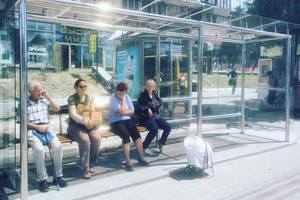 Киевляне критикуют новые стеклянные остановки общественного транспорта
