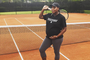 Серена Уильямс играет в теннис на восьмом месяце беременности