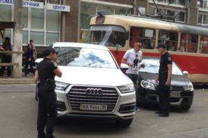В Киеве "герой парковки" перекрыл движение трамваев и жаловался маме на полицейских