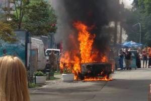 В центре Киева дотла сгорел автомобиль