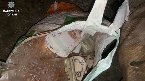 Полиция обнаружила у злоумышленника пакет с деньгами. Фото: facebook.com/police.gov.ua
