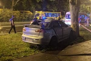 В Одессе пьяный водитель сбил пешехода и врезался в дерево