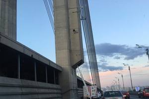Искатели острых ощущений заблокировали движение по Южному мосту