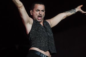 Depeche Mode в Киеве: поклонники сносили ограждение, а солист удивлял "крабиком"