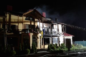В Луцке ночью горел отельно-ресторанный комплекс