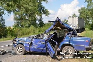 В Тернопольской области легковушка влетела в грузовик:  погиб отец троих детей