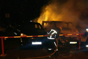 В Харькове на парковке горели иномарки