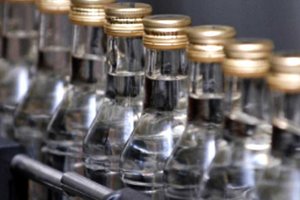 Наступление на теневой алкоголь: в ГФС рассказали о результатах десятков обысков на спиртзаводах