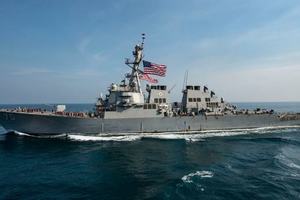 Корабль США открыл предупредительный огонь по иранскому судну