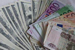 В Украине подрос курс доллара и упал евро