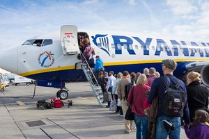 Гройсман назвал причину отказа Ryanair от работы в Украине