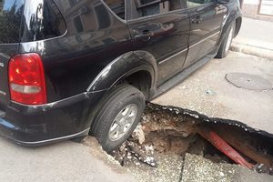 В центре Одессе две машины провалились под землю