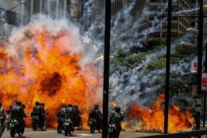 Видеошок: в столице Венесуэлы прогремел взрыв рядом с колонной полицейских