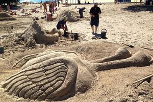 Фестиваль песчаных скульптур в Киеве: яркие статуи и замки у воды