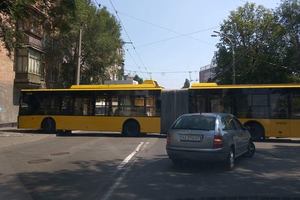 В Киеве троллейбус врезался в дом и перекрыл дорогу