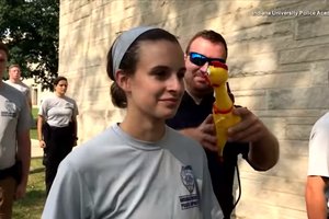 Курсантов полицейской академии испытали резиновым цыпленком