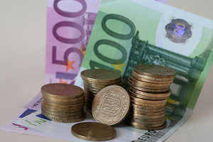 Курс евро упал ниже психологической отметки
