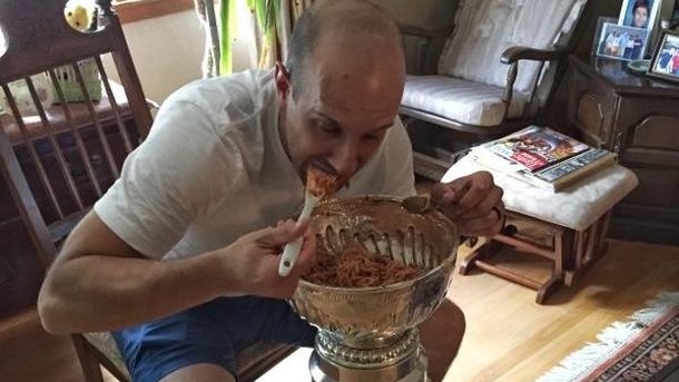 Бонино кушает спагетти. Фото Twitter