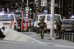 В центре Брюсселя мужчина с ножом напал на военный патруль