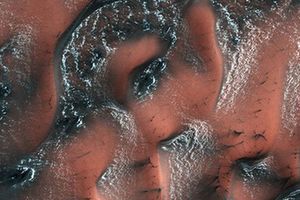 NASA показало снежные дюны Марса