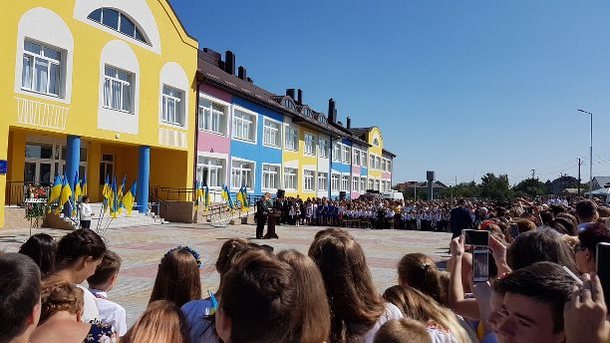 Порошенко на открытии школы в Наварии. Фото: twitter.com/STsegolko