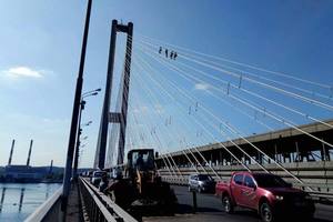 В Киеве неизвестные экстремалы залезли на тросы Южного моста