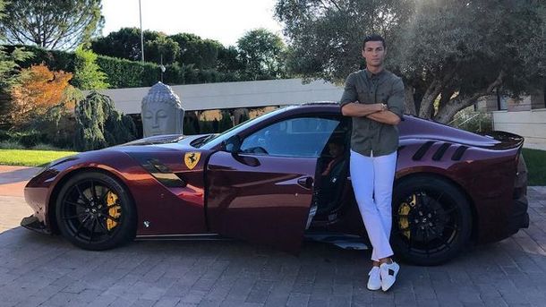 Роналду и его новая машина. Фото Instagram