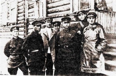 За работой. Френкель (крайний справа) в свите своих подчиненных в одном из лагерей
