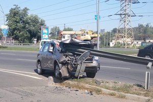 В Киеве внедорожник на скорости врезался в отбойник