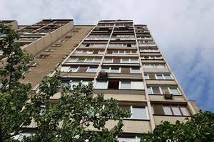 В Киеве на Позняках мужчина выпал с балкона 11-го этажа