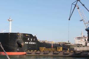 Активная подготовка к зиме: пятое судно с углем из ЮАР прибыло в Украину