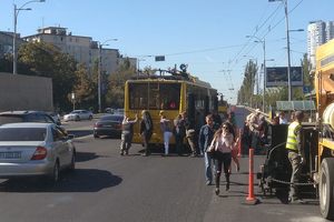 В Киеве несколько человек толкали троллейбус под горку