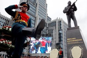 В России открыли памятник Калашникову: в соцсетях его назвали чудовищным