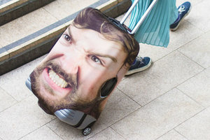 Чемодан с портретом: забавный способ найти багаж в аэропорту