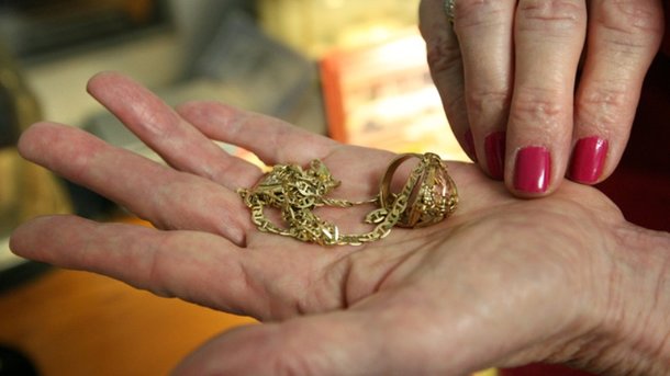 Женщине внушили, что золото - это зло. Фото: uralskweek.kz