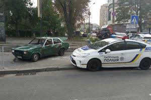 В центре Киева пешеходы разбили авто "героя парковки"