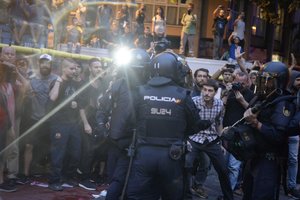Мадрид блокирует референдум в Каталонии усиленным контингентом полиции