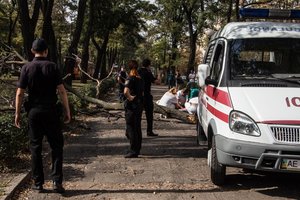 В центре Днепра упавшее дерево убило девушку