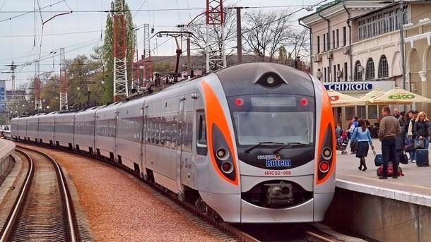 'Укрзализныця' назначила дополнительный поезд, который будет курсировать из столицы в Одессу - В городе