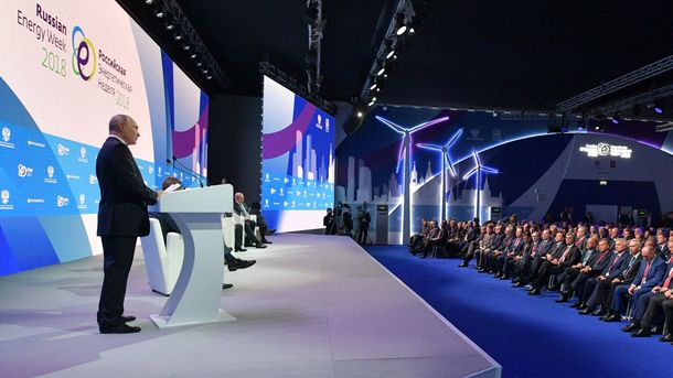 Путин во время речи на пленарном заседании Российской энергетической недели