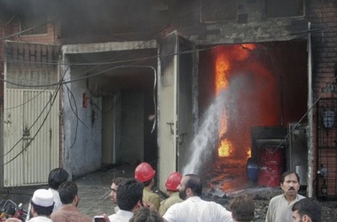 Жертвами пожара на фабрике в Пакистане стали три сотни человек