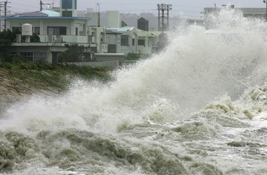 На Японию обрушился мощный тайфун, принято решение об эвакуации населения