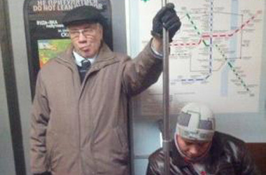 &lt;p&gt;Мужчина, похожий на Азарова, едет в киевском метро. Фото: Фейсбук&lt;/p&gt;