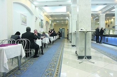 &lt;p&gt;&lt;span&gt;Столовая. Здесь за 35&amp;mdash;40 грн могут пообедать депутаты и журналисты. Фото Г. Салай&lt;/span&gt;&lt;/p&gt;