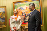 Януковичу в Донецке подарили портрет и пожелали, чтобы "пыль не застилала глаза"