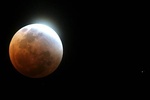 "Кровавая" тень Луны опустилась на Землю