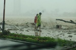 Сотни тысяч вьетнамцев покидают свои дома в ожидании тайфуна